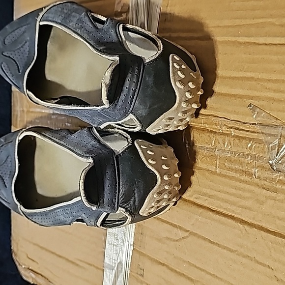 Navy blue Merrell shoes size 10. - Picture 3 of 4